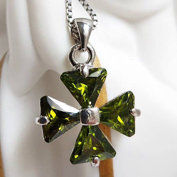 True 90's 18K Cross Clover Peridot Pendant w/ 18" 925 Italy Chain - Picture 3 of 9